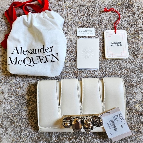 ❌️SOLD❌️ Alexander McQueen Slash Clutch Cut Out White Leather Silver Shoulder - Picture 1 of 12